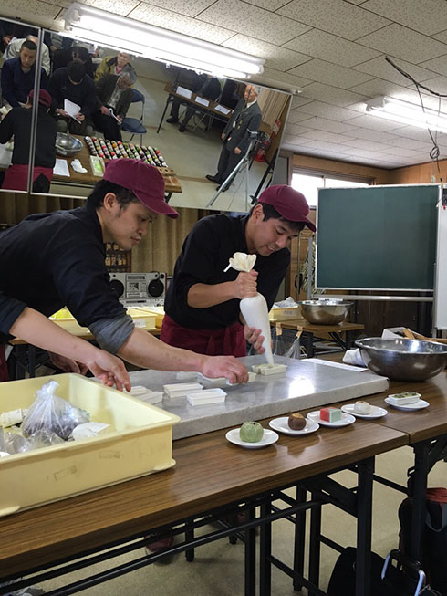 他府県の和菓子店さんで和菓子講習会や製菓材料メーカーさんとの新商品開発など